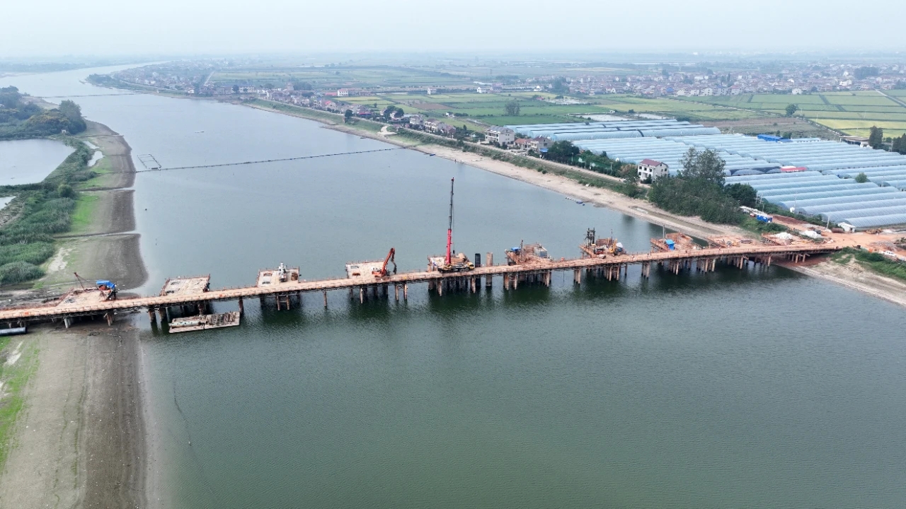 S223酉港河大桥建设正酣