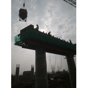 G319、G207常德城区段改线工程A合同段成功浇筑枉水大桥首片盖梁