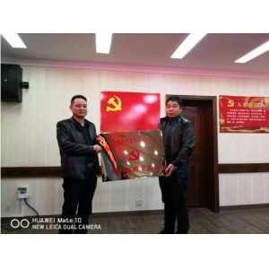 践行国企担当，助力脱贫攻坚_党旗飘扬在自然村通水泥路施工一线