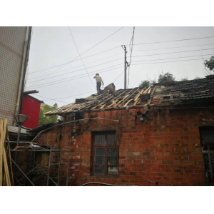  开展老旧房屋改造，排除住房安全隐患